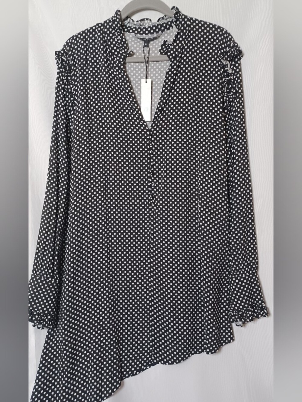 Walter Baker Women's Black & White Polka Dot Asymmetric Hem Top. Size XL